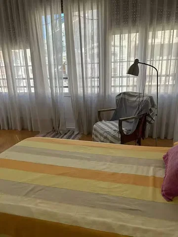 Yatak odası; doğal ışık, ahşap zemin