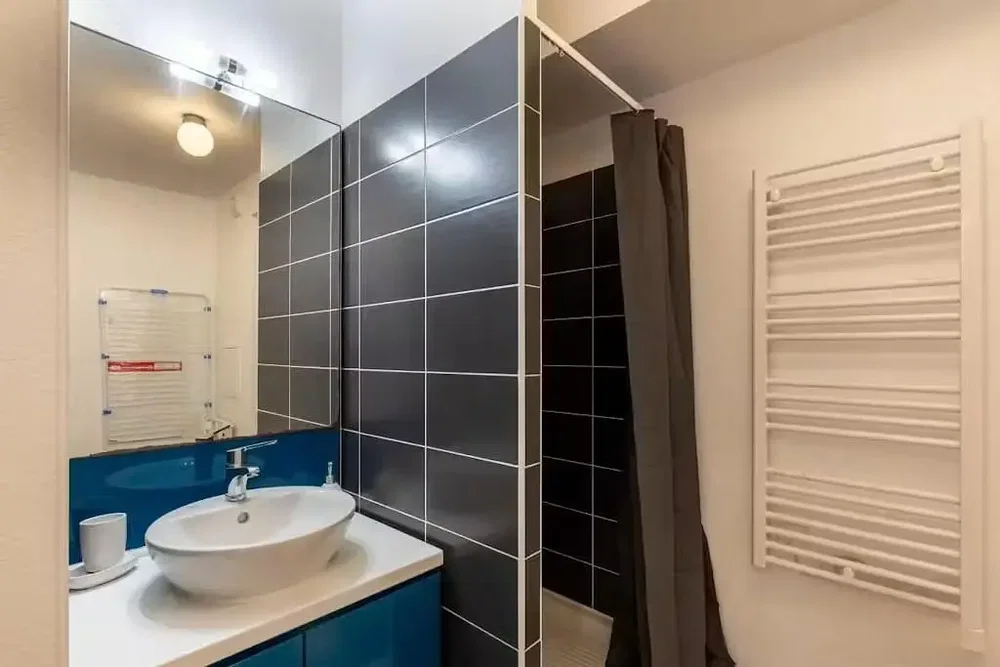 Banyo; fayans zemin, doğal ışık