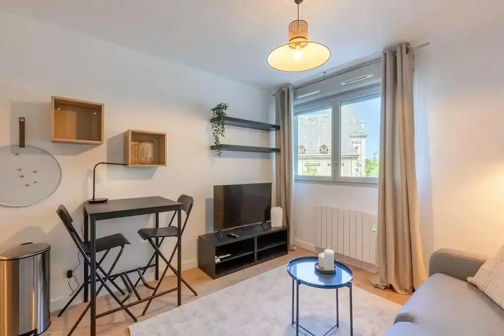Oturma odası; doğal ışık, modern stil