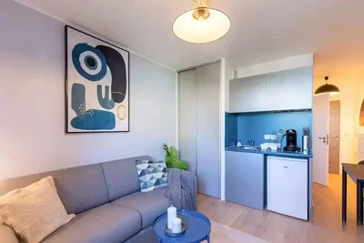 Oturma odası; doğal ışık, modern stil, ahşap zemin