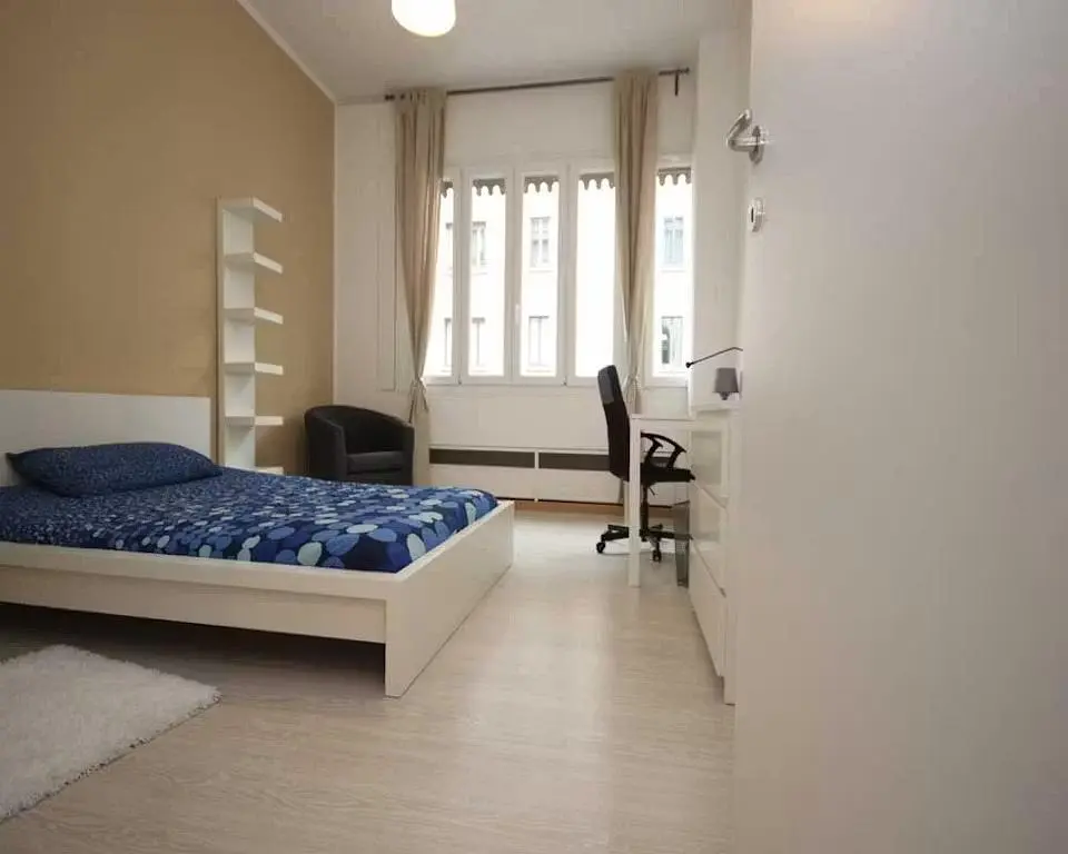 Spavaća soba; prirodno svjetlo, drveni pod