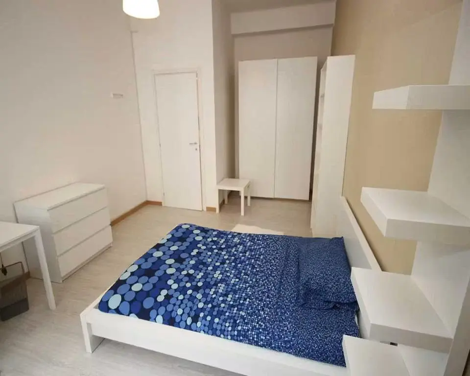 Spavaća soba; drveni pod, prirodno svjetlo