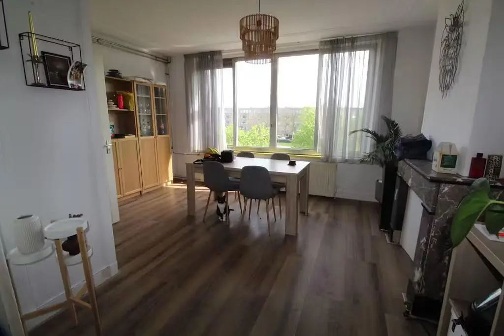 Obývací pokoj; dřevěná podlaha, přirozené světlo, moderní styl