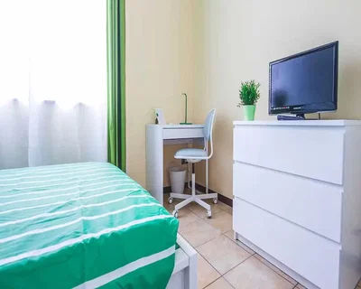 Schlafzimmer; fliesenboden, tageslicht