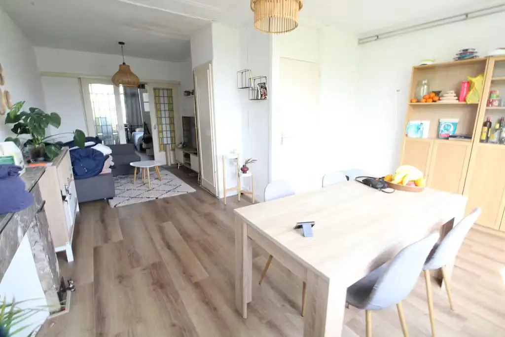 Obývací pokoj; dřevěná podlaha, přirozené světlo