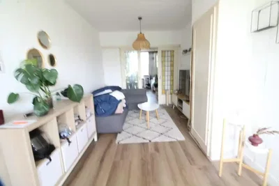 Obývací pokoj; dřevěná podlaha, přirozené světlo, moderní styl