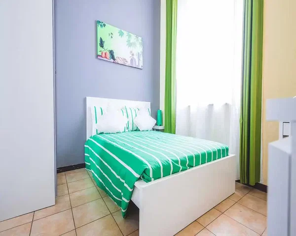 Schlafzimmer; fliesenboden, tageslicht