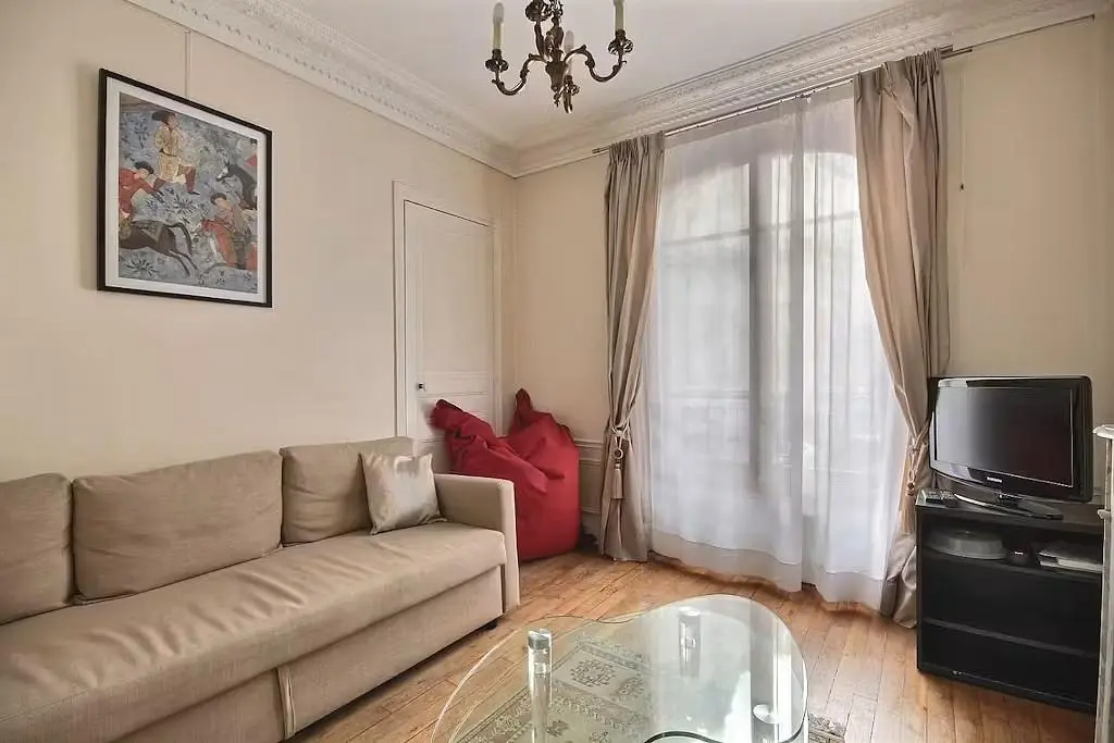 Wohnzimmer; holzboden, tageslicht, moderner stil