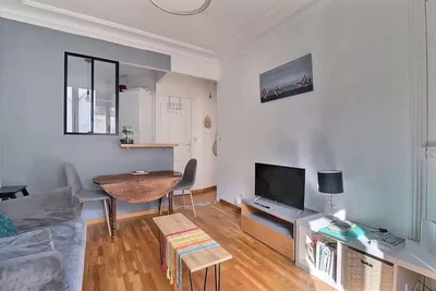 Obývací pokoj; dřevěná podlaha, přirozené světlo, moderní styl