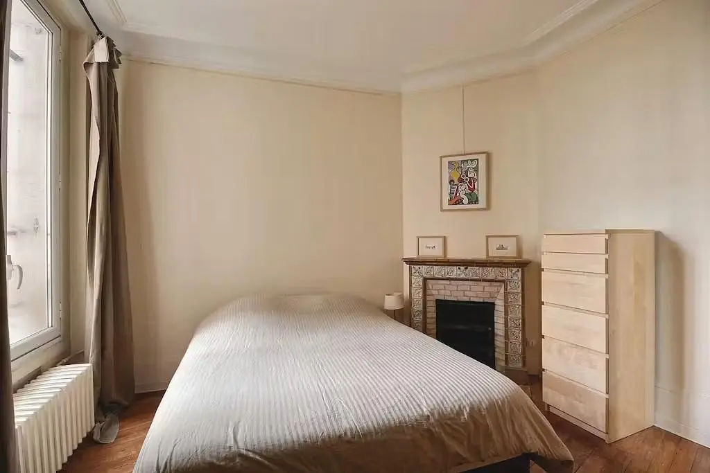 Schlafzimmer; holzboden, kamin, tageslicht