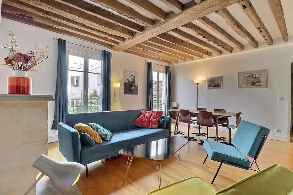 Obývací pokoj; dřevěné trámy, přirozené světlo, moderní styl