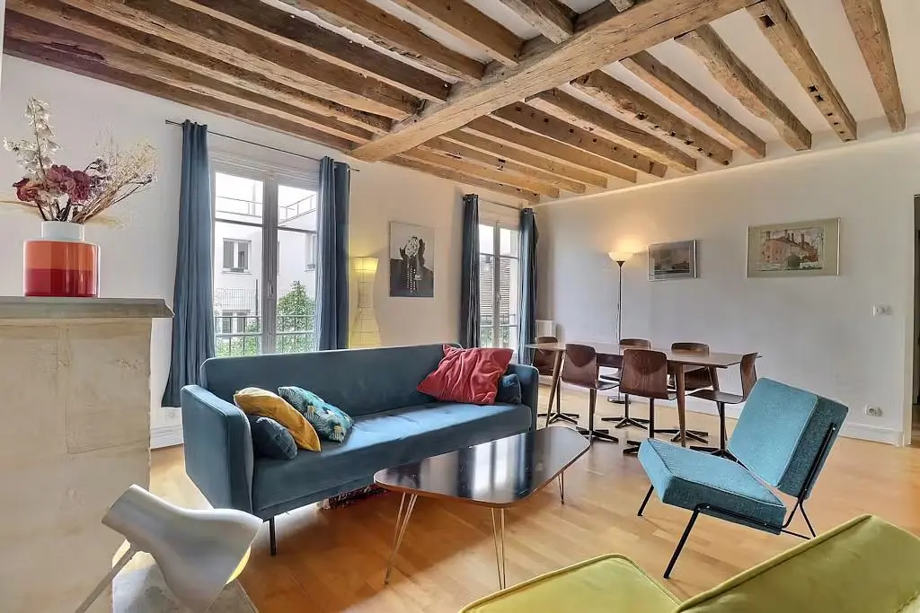 Obývací pokoj; dřevěné trámy, přirozené světlo, moderní styl