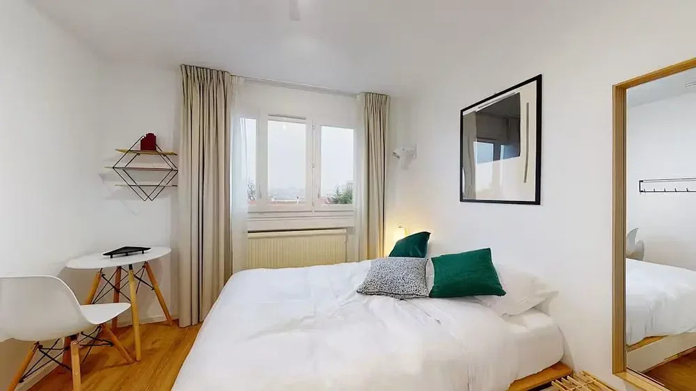 Camera da letto; luce naturale, pavimento in legno