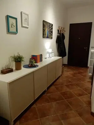 Šatna; dlažba, nutná rekonstrukce