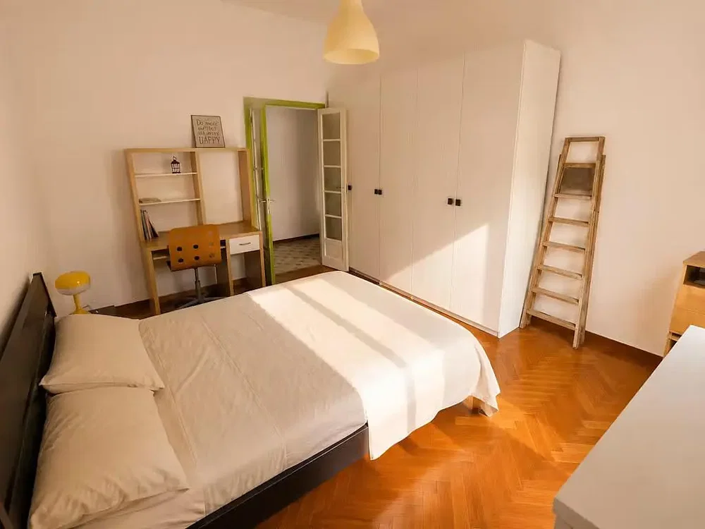 Ložnice; dřevěná podlaha, přirozené světlo