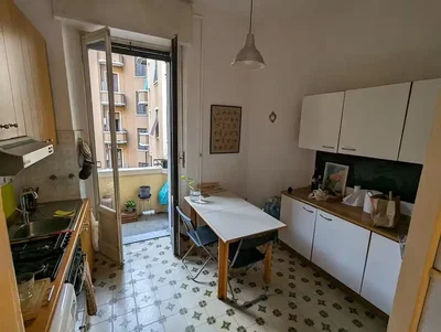 Kuchyně; dlažba, kuchyňské spotřebiče, přirozené světlo