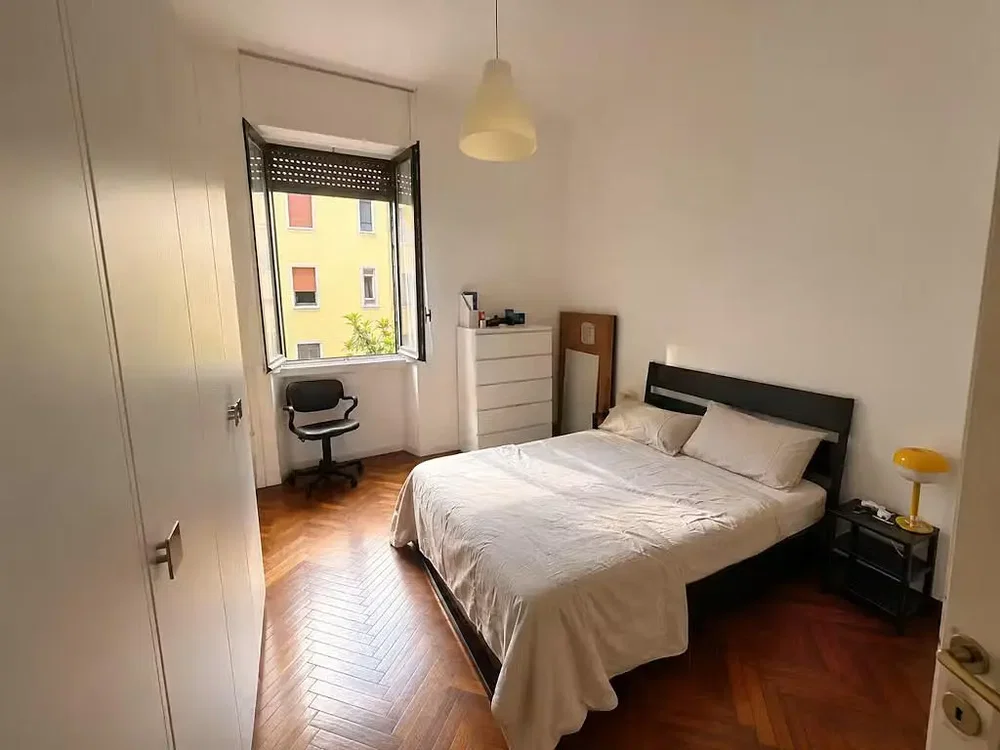Ložnice; dřevěná podlaha, přirozené světlo