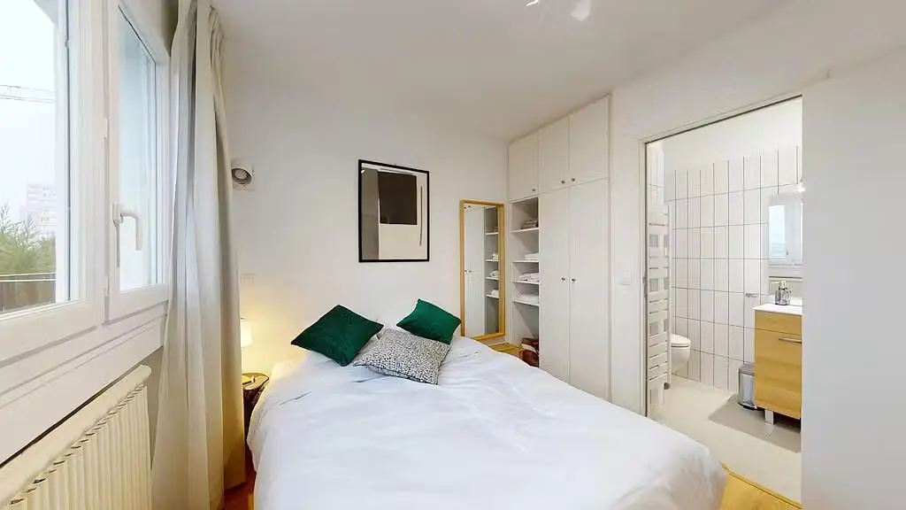 Camera da letto; luce naturale, pavimento in legno