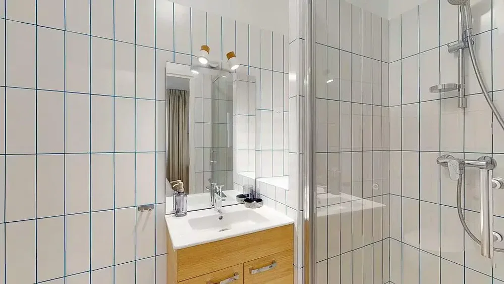 Bagno; pavimento in piastrelle, luce naturale