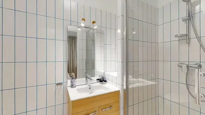 Bagno; pavimento in piastrelle, luce naturale