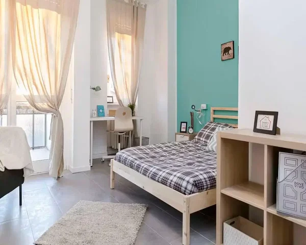 Ložnice; dlažba, přirozené světlo