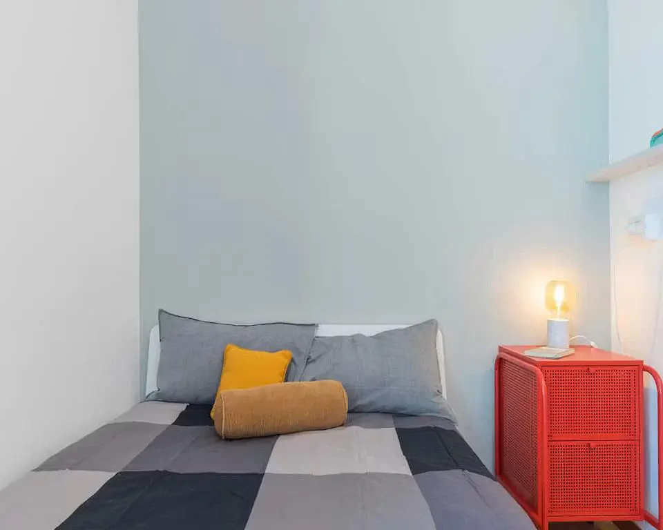 Camera da letto; luce naturale, stile moderno