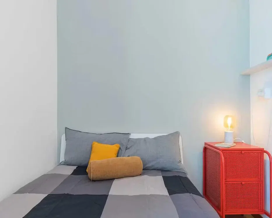 Camera da letto; luce naturale, stile moderno