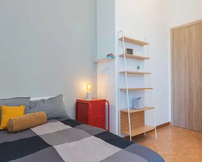 Camera da letto; pavimento in piastrelle, luce naturale