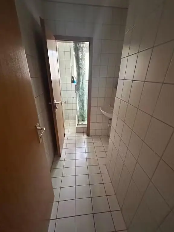 Toilette; pavimento in piastrelle, necessita ristrutturazione, luce naturale