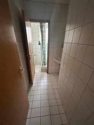 Toilette; pavimento in piastrelle, necessita ristrutturazione, luce naturale