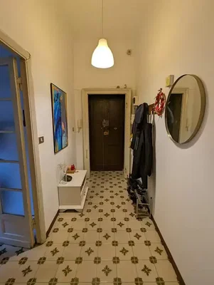 Šatna; dlažba, nutná rekonstrukce