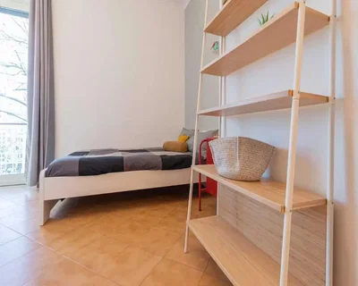 Camera da letto; pavimento in piastrelle, luce naturale