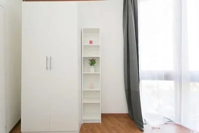 Ložnice; dřevěná podlaha, přirozené světlo