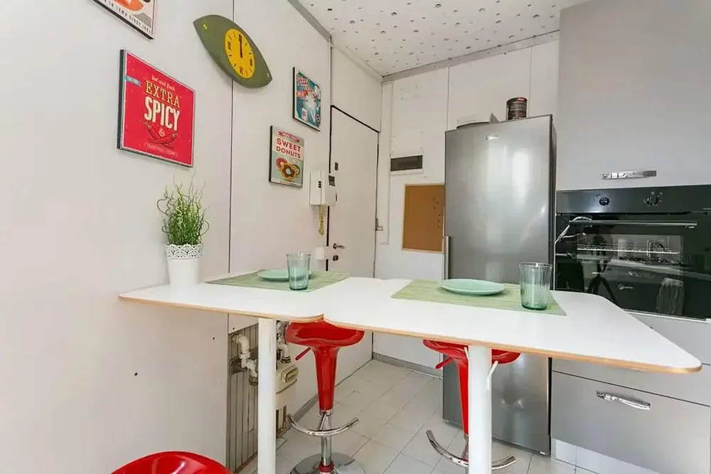 Kuchyňa; kuchynské spotrebiče, drevená podlaha, prirodzené svetlo, moderný štýl