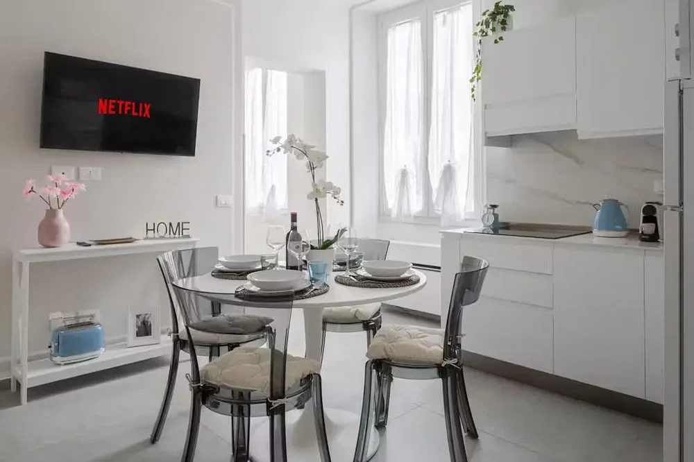 Kuhinja; kuhinjski aparati, prirodno svjetlo, moderni stil