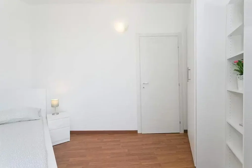 Ložnice; dřevěná podlaha, přirozené světlo