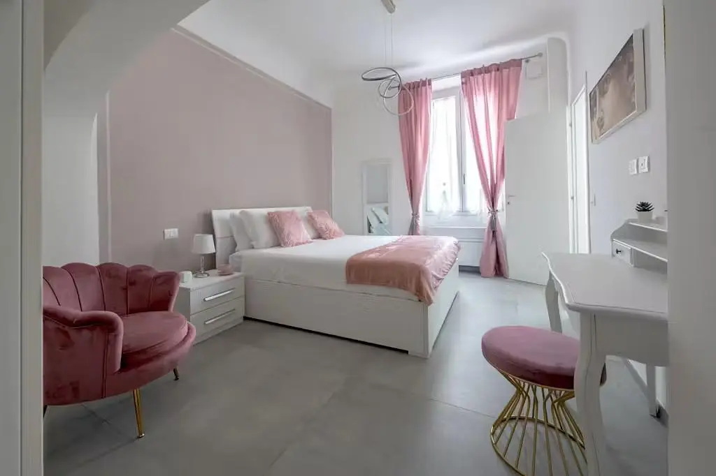 Spavaća soba; prirodno svjetlo, moderni stil