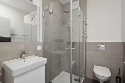 Koupelna; dlažba, přirozené světlo, po rekonstrukci