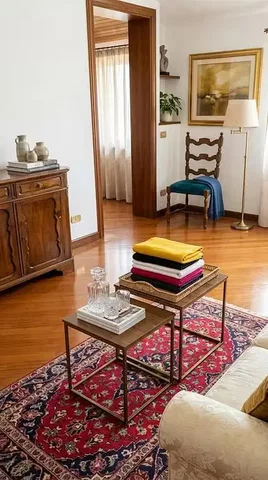 Soggiorno; pavimento in legno, luce naturale, stile rustico