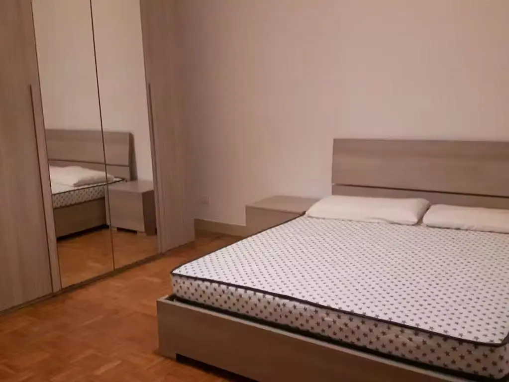 Spavaća soba; drveni pod, prirodno svjetlo