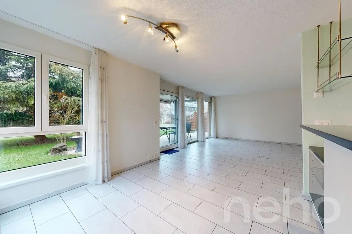 Σαλόνι; πλακάκια, φυσικό φως, θέα
