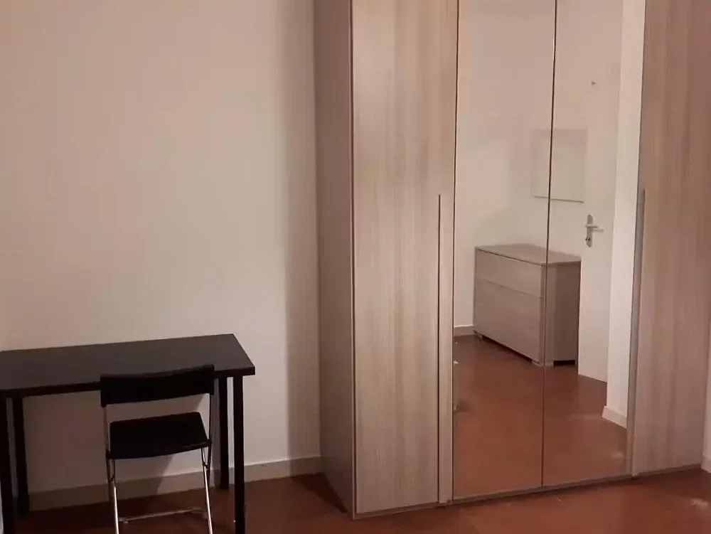 Spavaća soba; drveni pod, prirodno svjetlo