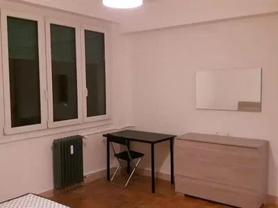 Spavaća soba; drveni pod, prirodno svjetlo