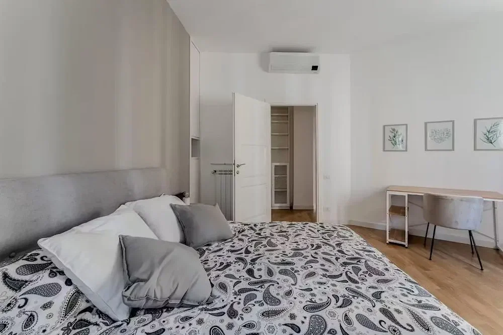 Schlafzimmer; tageslicht, holzboden