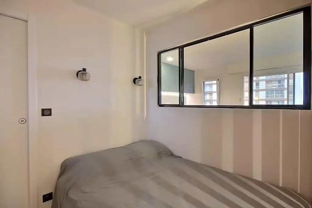 Chambre; lumière naturelle, poutres en bois