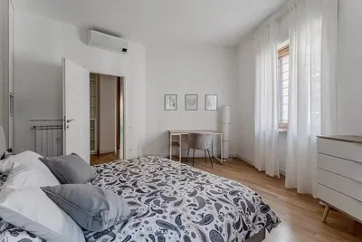 Schlafzimmer; tageslicht, holzboden