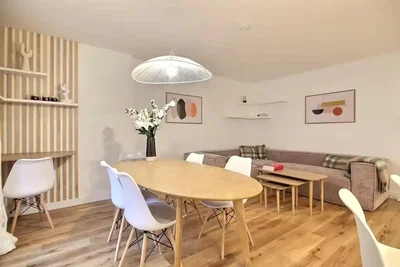 Oturma odası; ahşap zemin, doğal ışık, modern stil