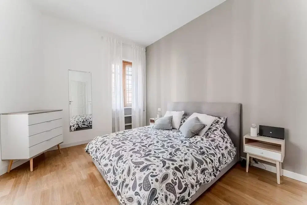 Schlafzimmer; holzboden, tageslicht