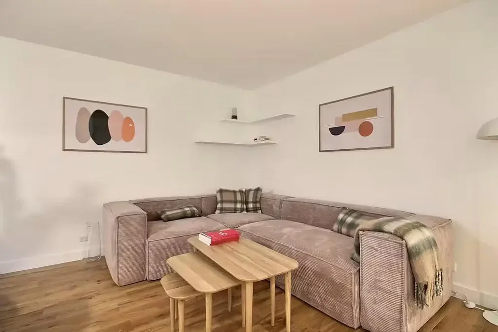 Oturma odası; ahşap zemin, doğal ışık, modern stil