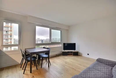 Salon; parquet, lumière naturelle, vue